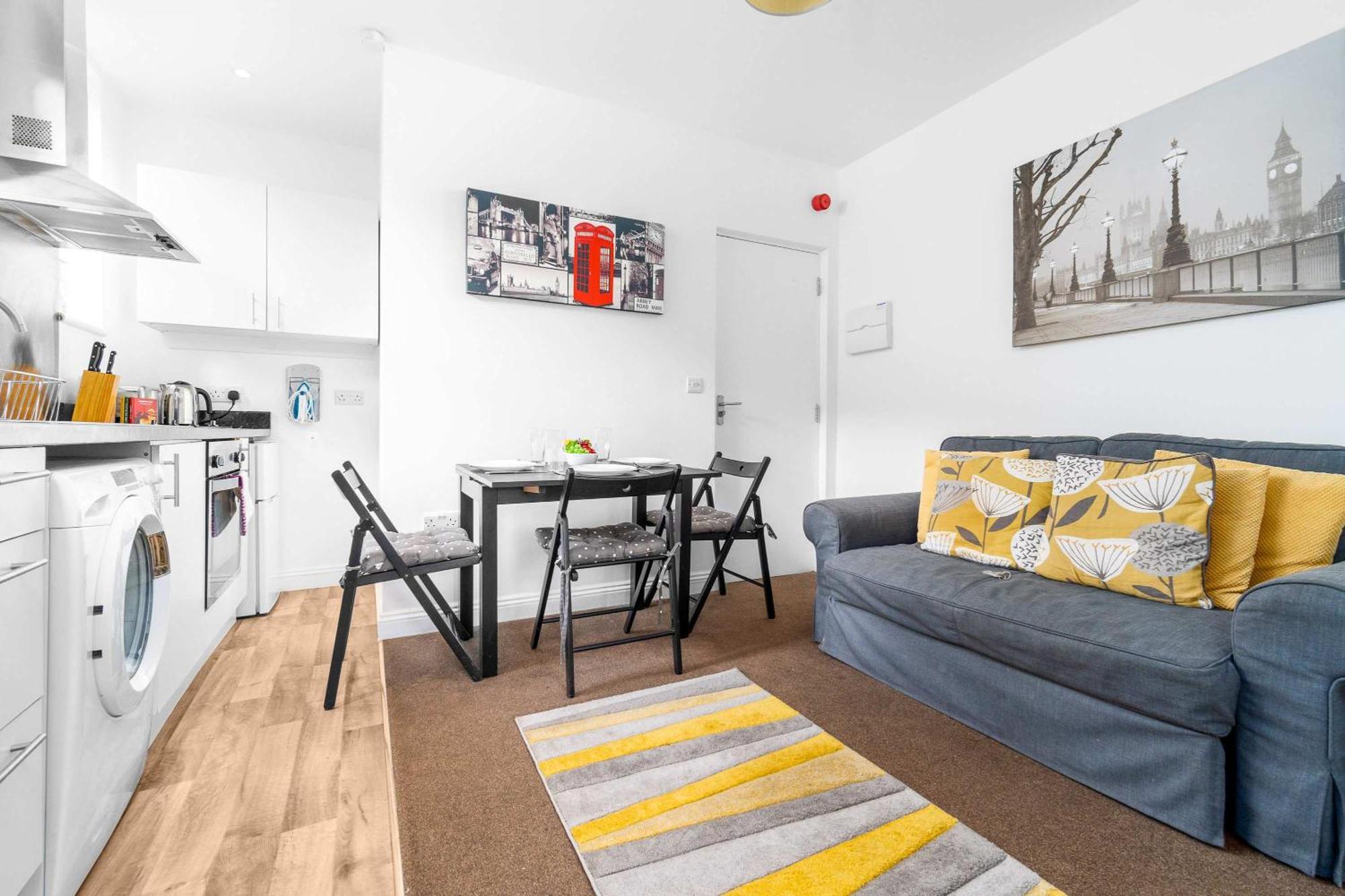 Amber Delightful Moseley Mews, By Staystaycations